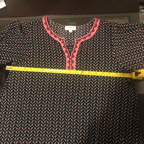 Umgee: V-Neck floral Tunic. Size:(S)  color: Black/pink - Picture 7 of 12